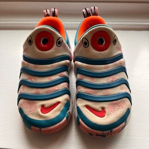 Nike Dynamo Go SE Doodles size 11t